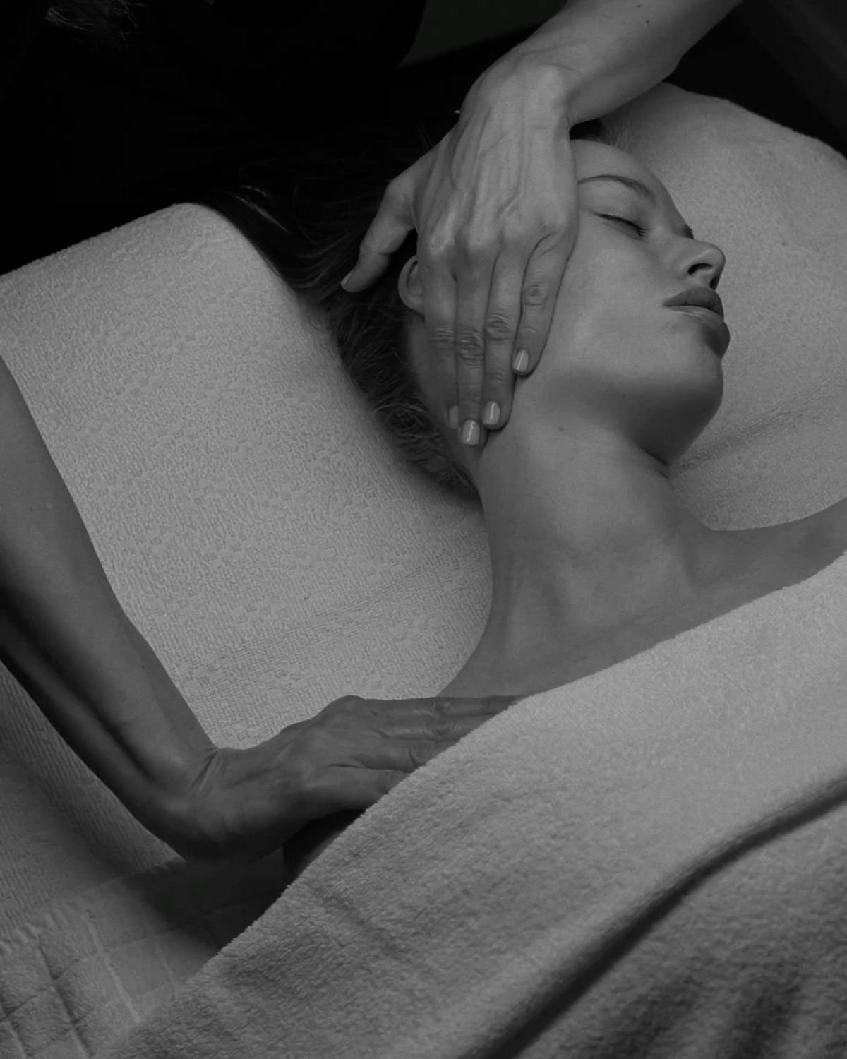Lymphatic facial drainage on the neck and jaw